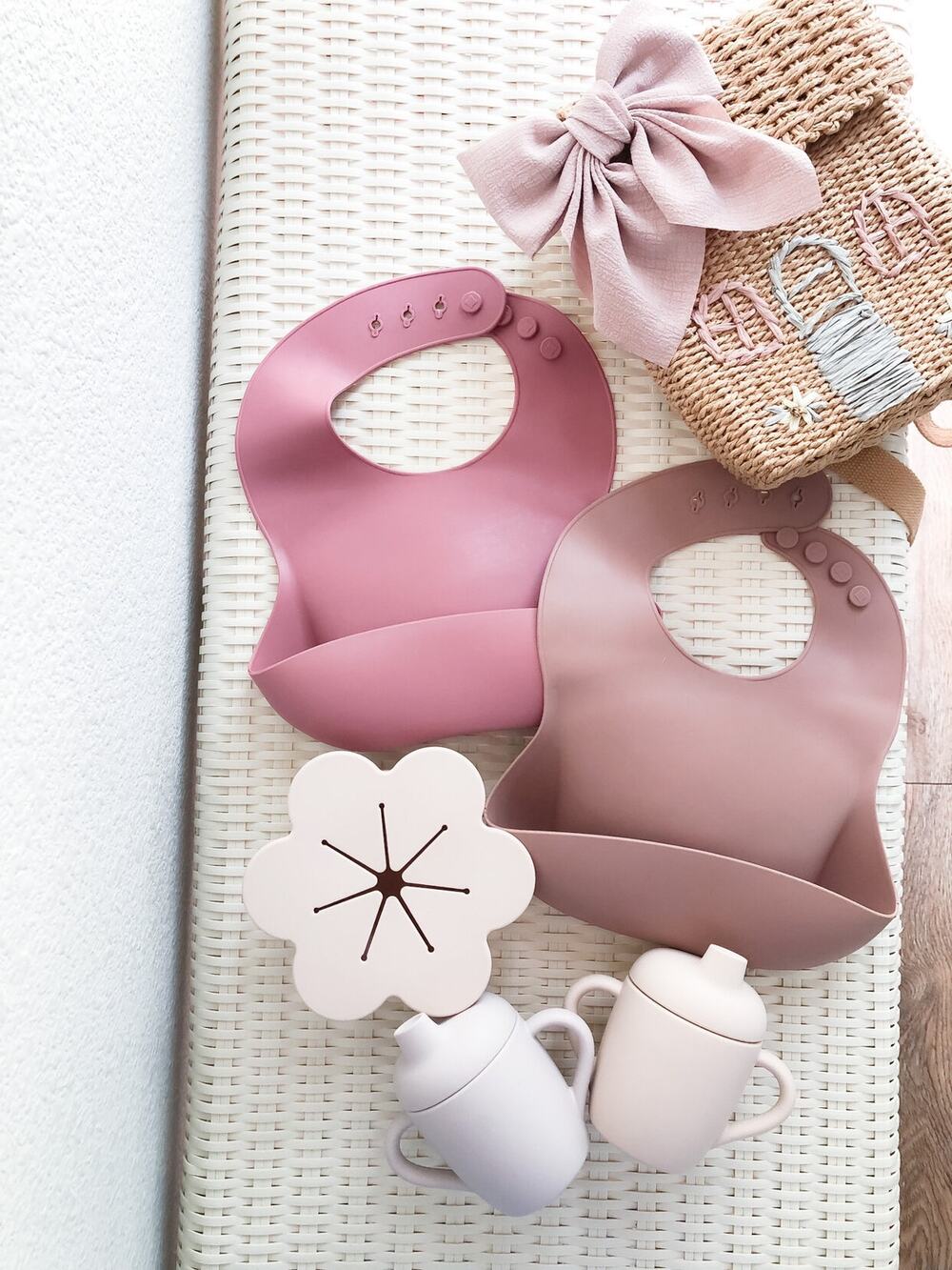 New Jamie Kay Silicone Mealtime Bundle Cups + Flower Snack Bowl + Bibs